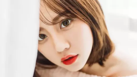 男孩被猴妈拽下悬崖